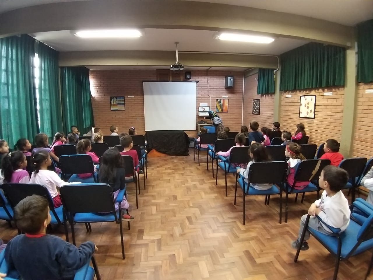 contação de historia menino e o passarinho